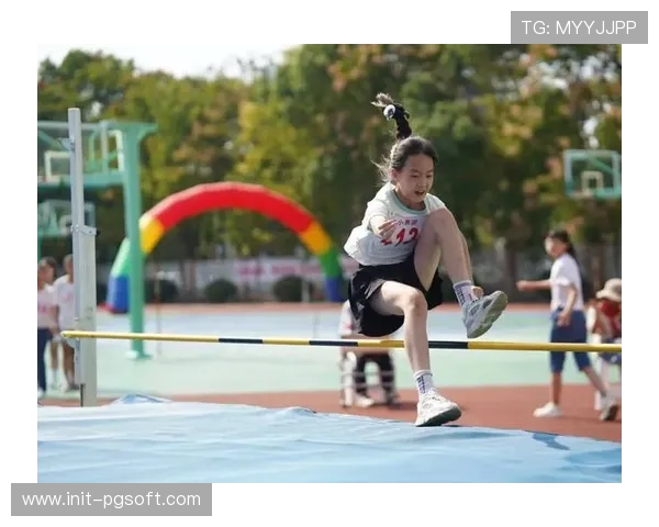 运动员比拼垒球掷远，空中划出完美弧线